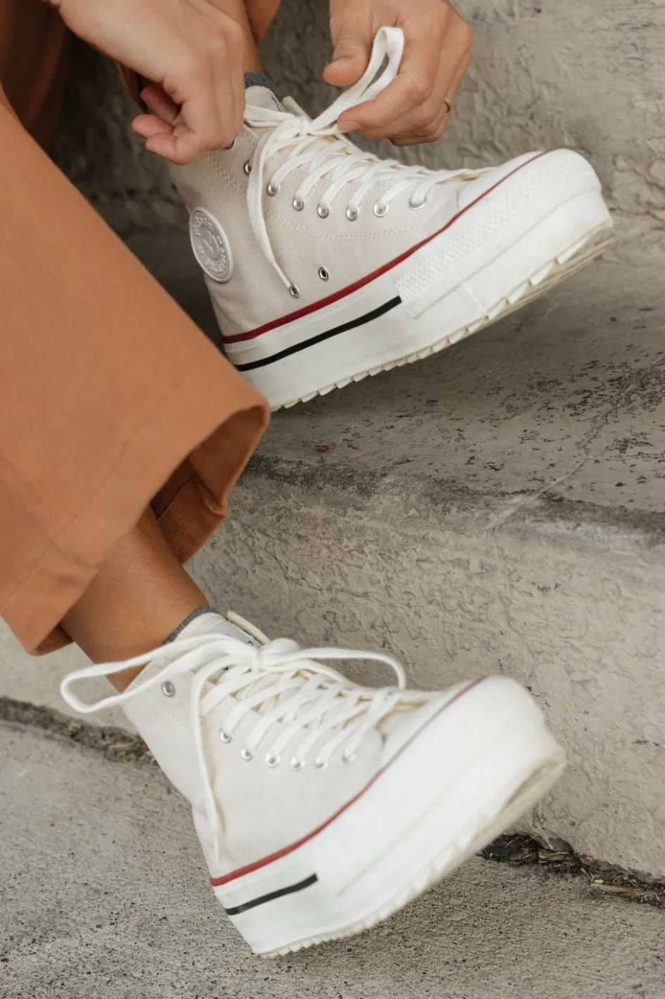 Victoria Wallen Sneakers-Crudo Fashion
