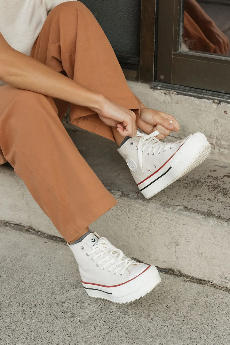 Victoria Wallen Sneakers-Crudo Fashion