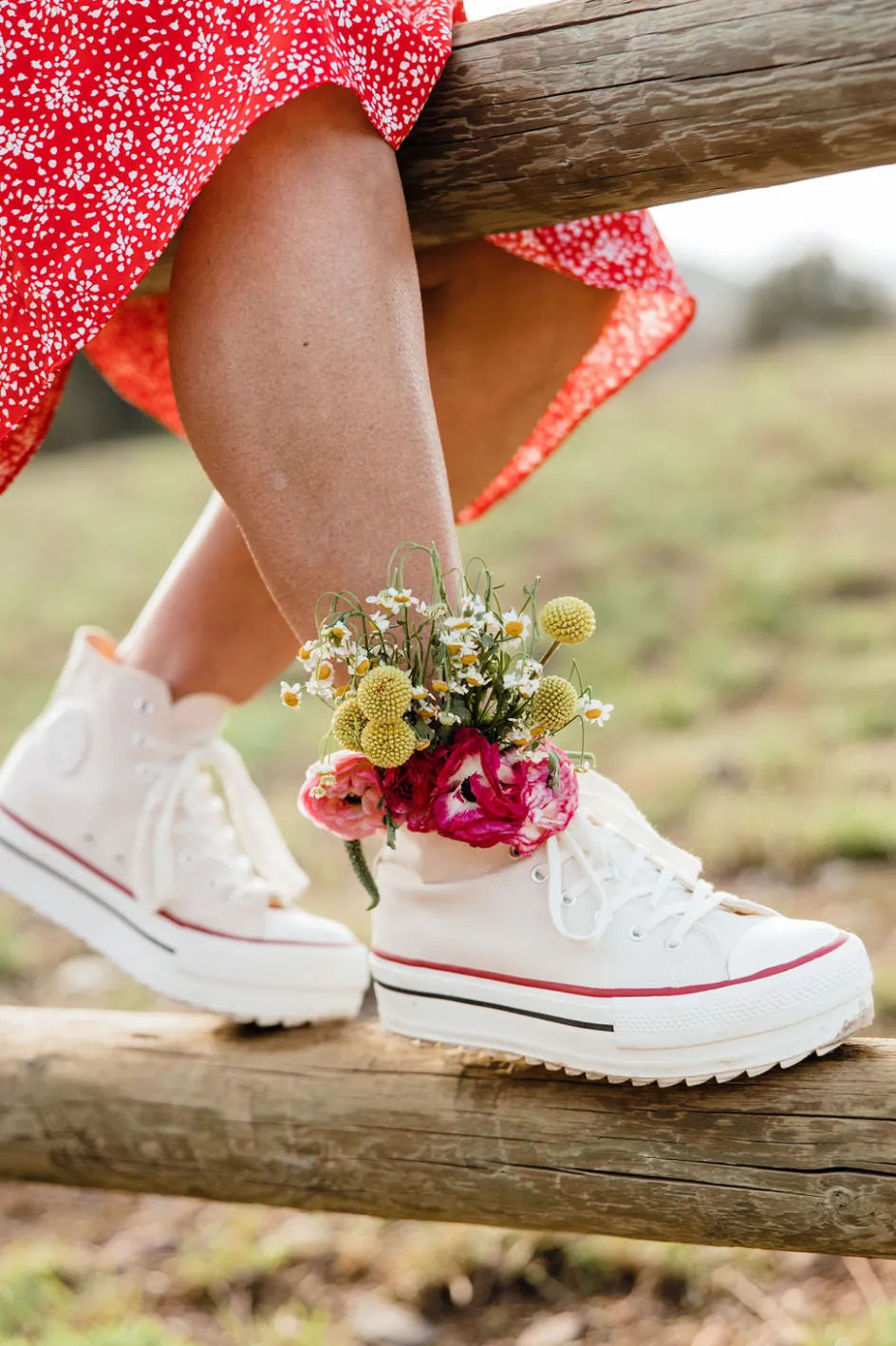 Victoria Wallen Sneakers-Crudo Fashion
